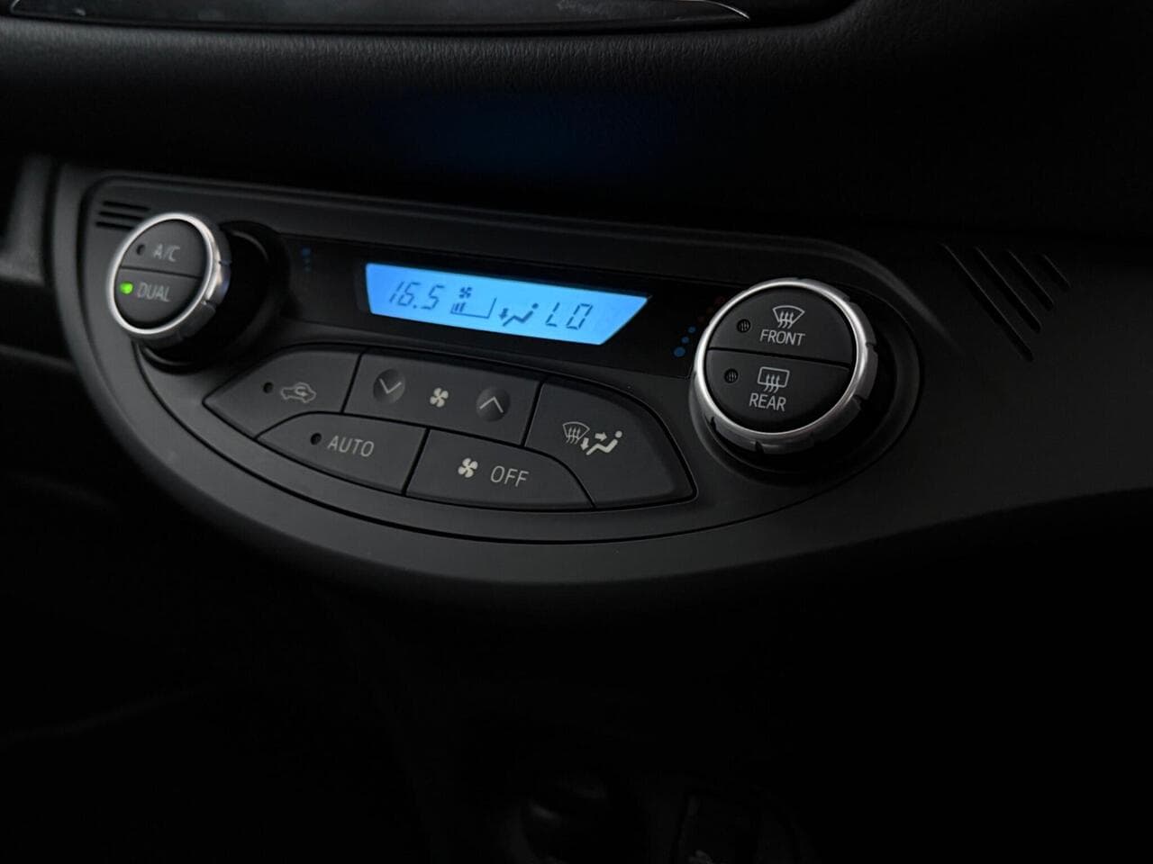 Toyota Yaris thumbnail Interior Front