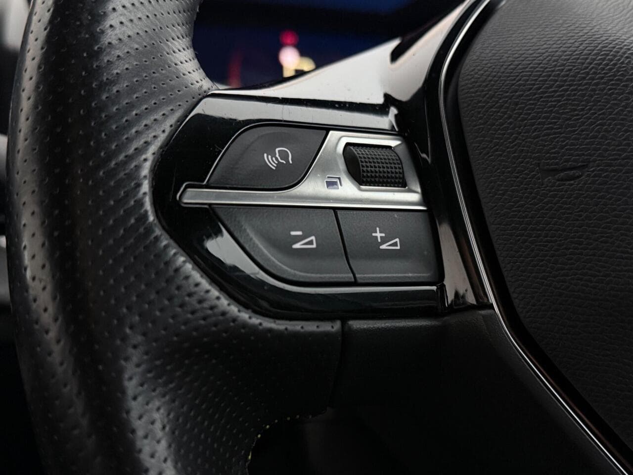 Peugeot 2008 thumbnail Misc Controls