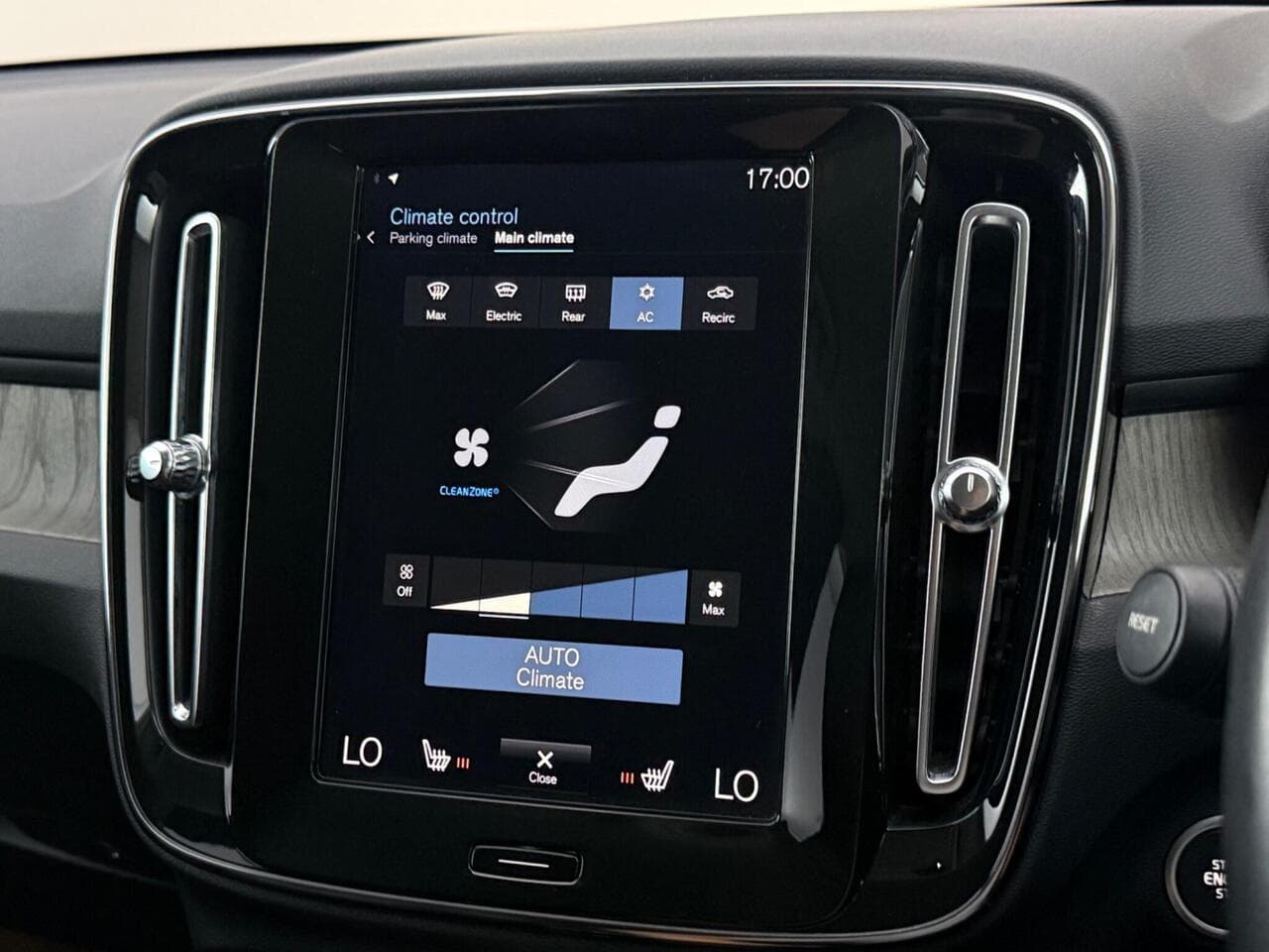 Volvo XC40 thumbnail Infotainment System