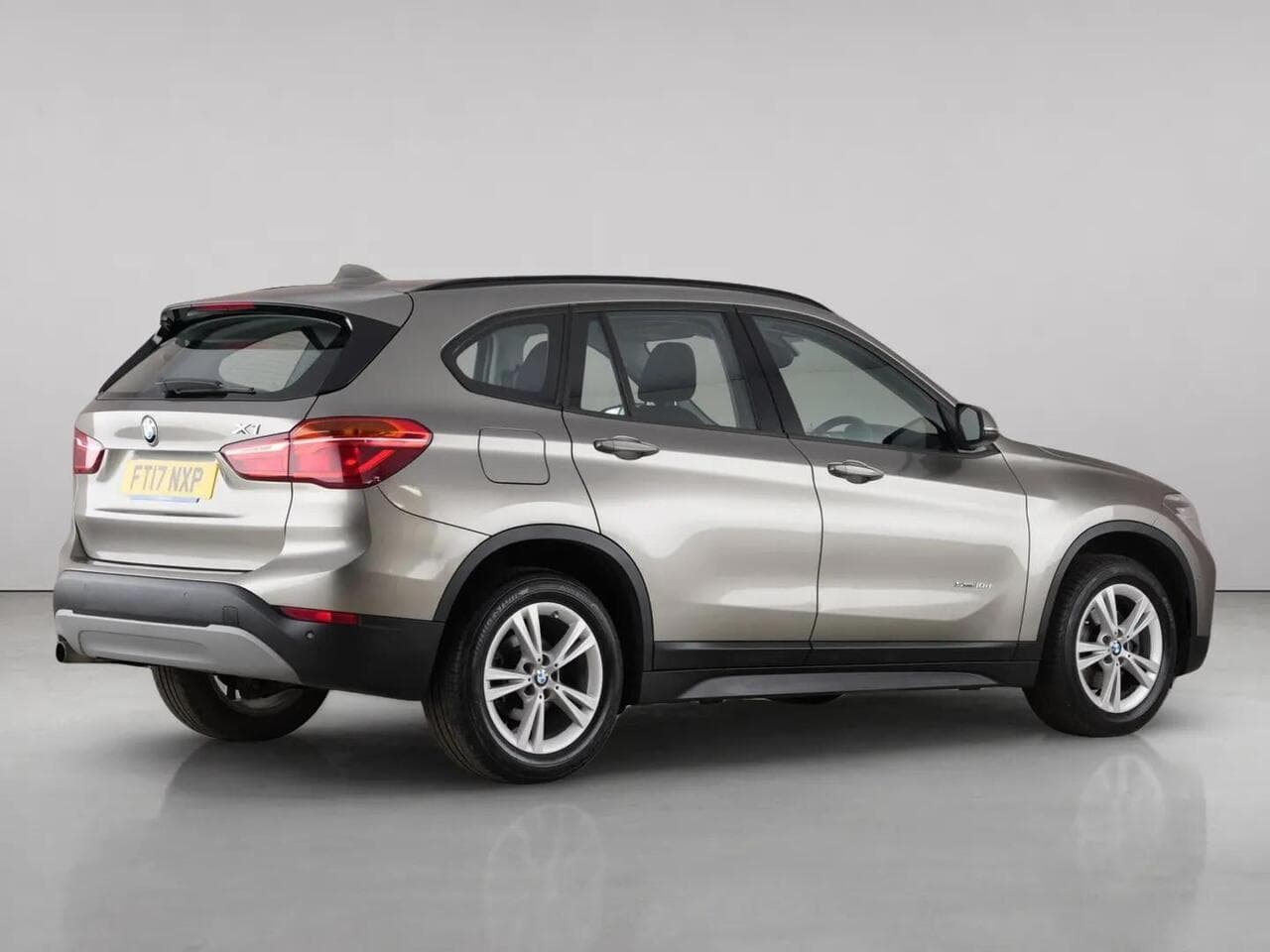BMW X1 thumbnail Side Right