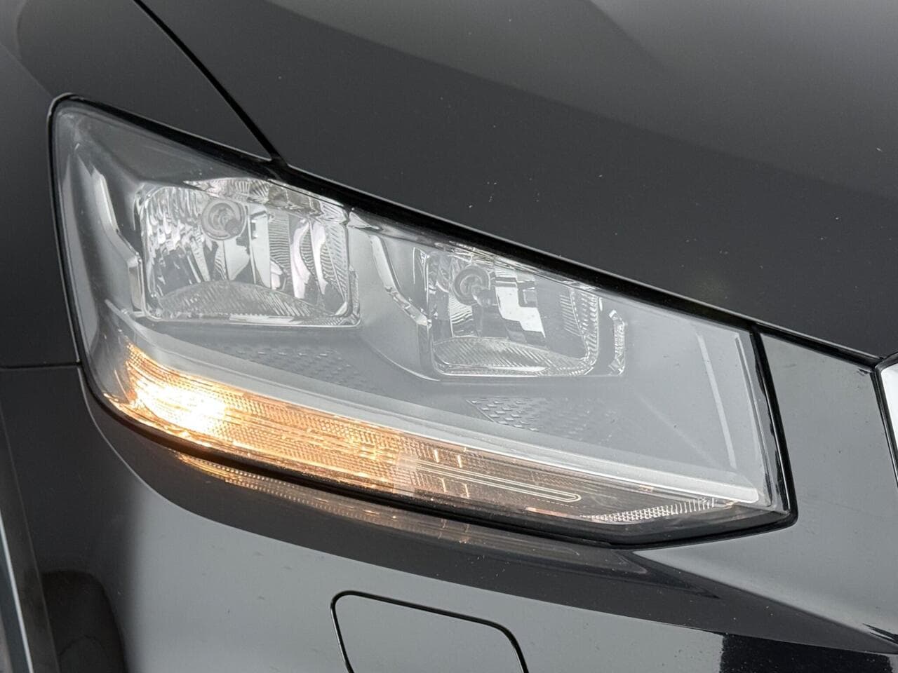 Audi Q2 thumbnail Lights Front