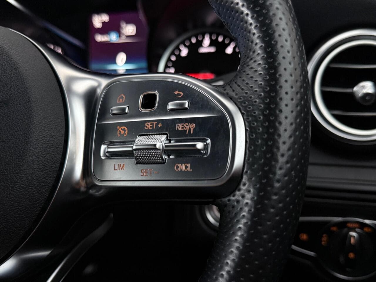 Mercedes-Benz GLC thumbnail Misc Controls