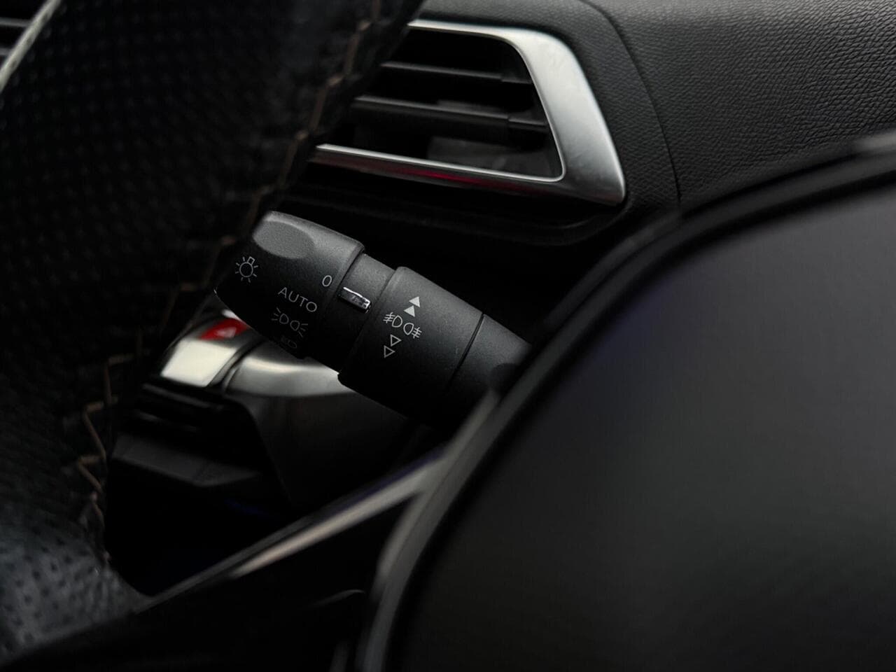 Peugeot 5008 thumbnail Misc Controls