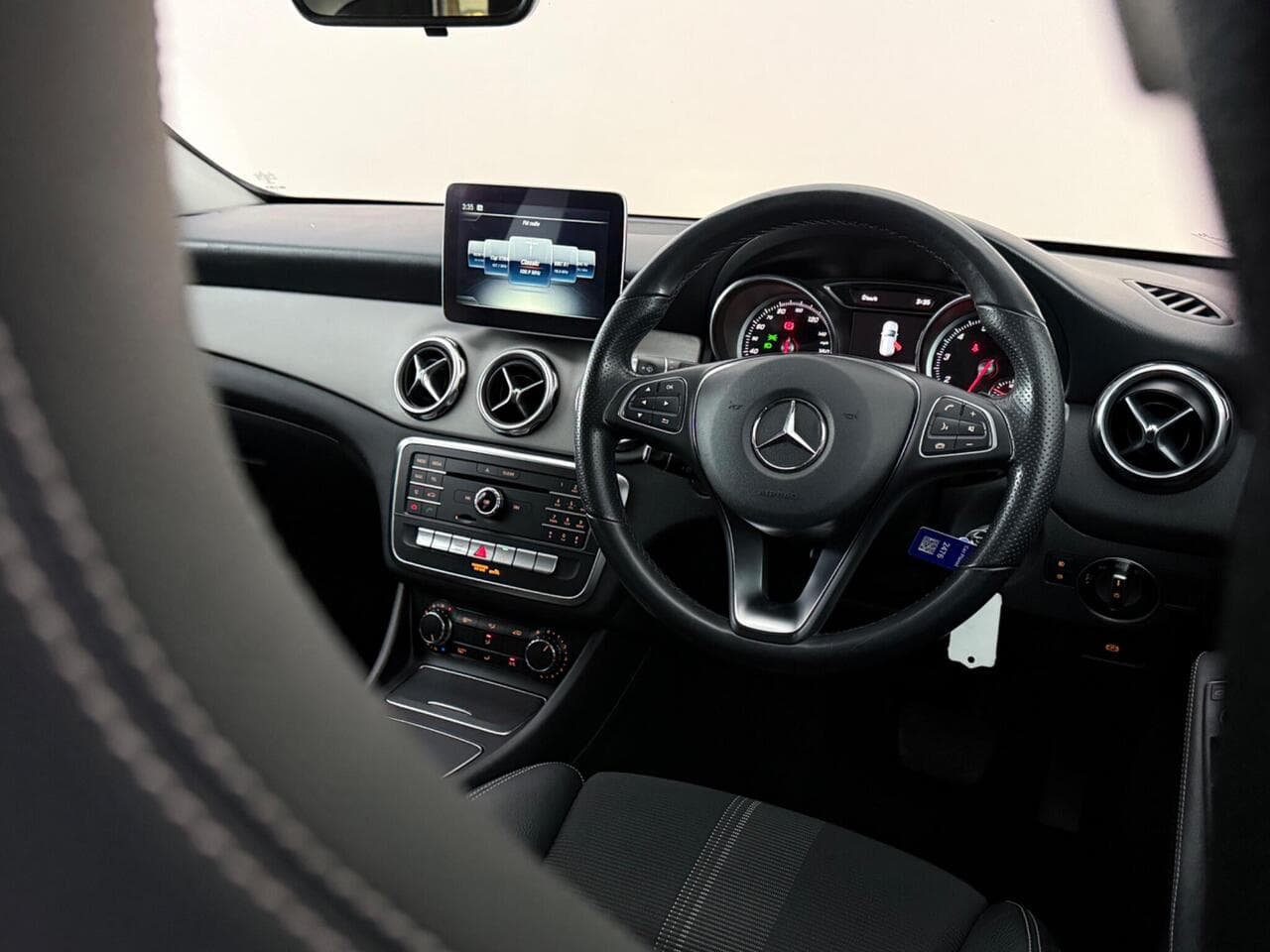 Mercedes-Benz GLA thumbnail Interior Front