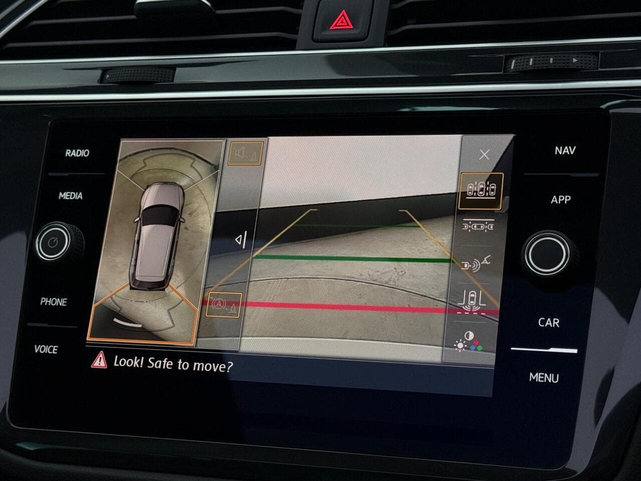 Volkswagen Tiguan thumbnail Infotainment System
