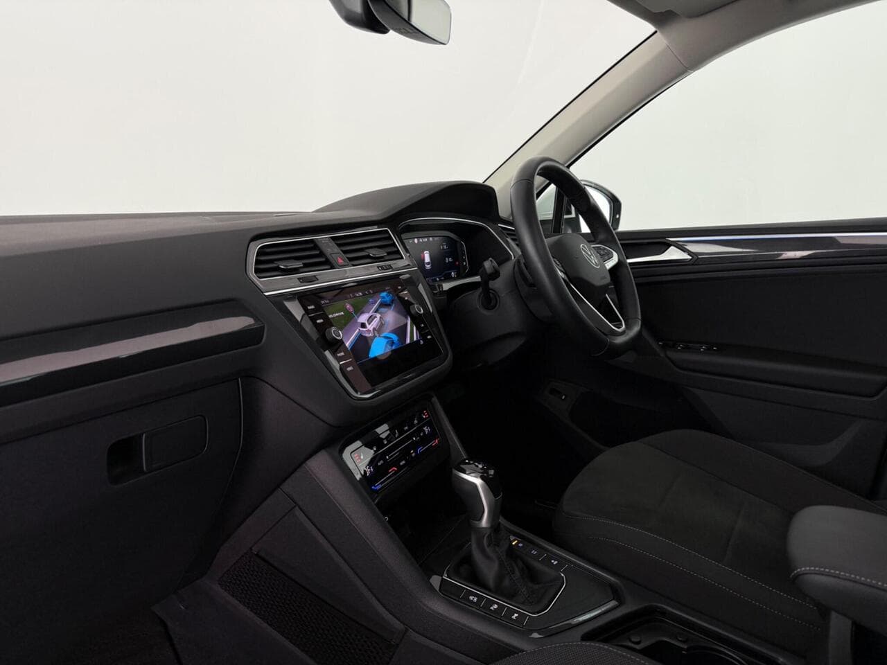 Volkswagen Tiguan thumbnail Interior Front