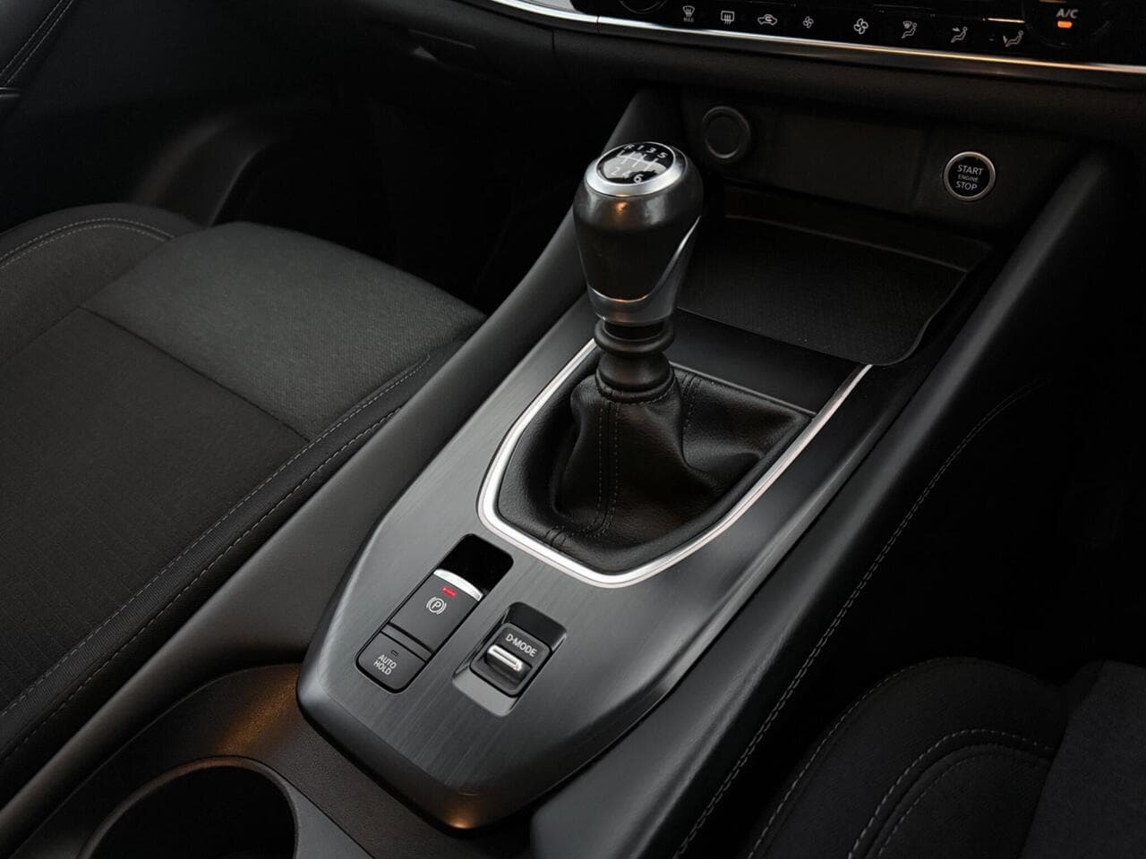 Nissan Qashqai thumbnail Interior Front