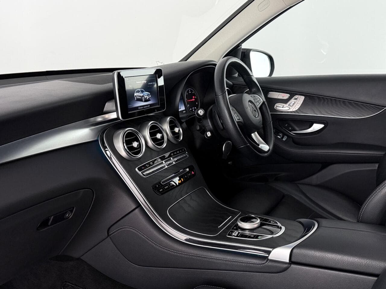 Mercedes-Benz GLC thumbnail Interior Front