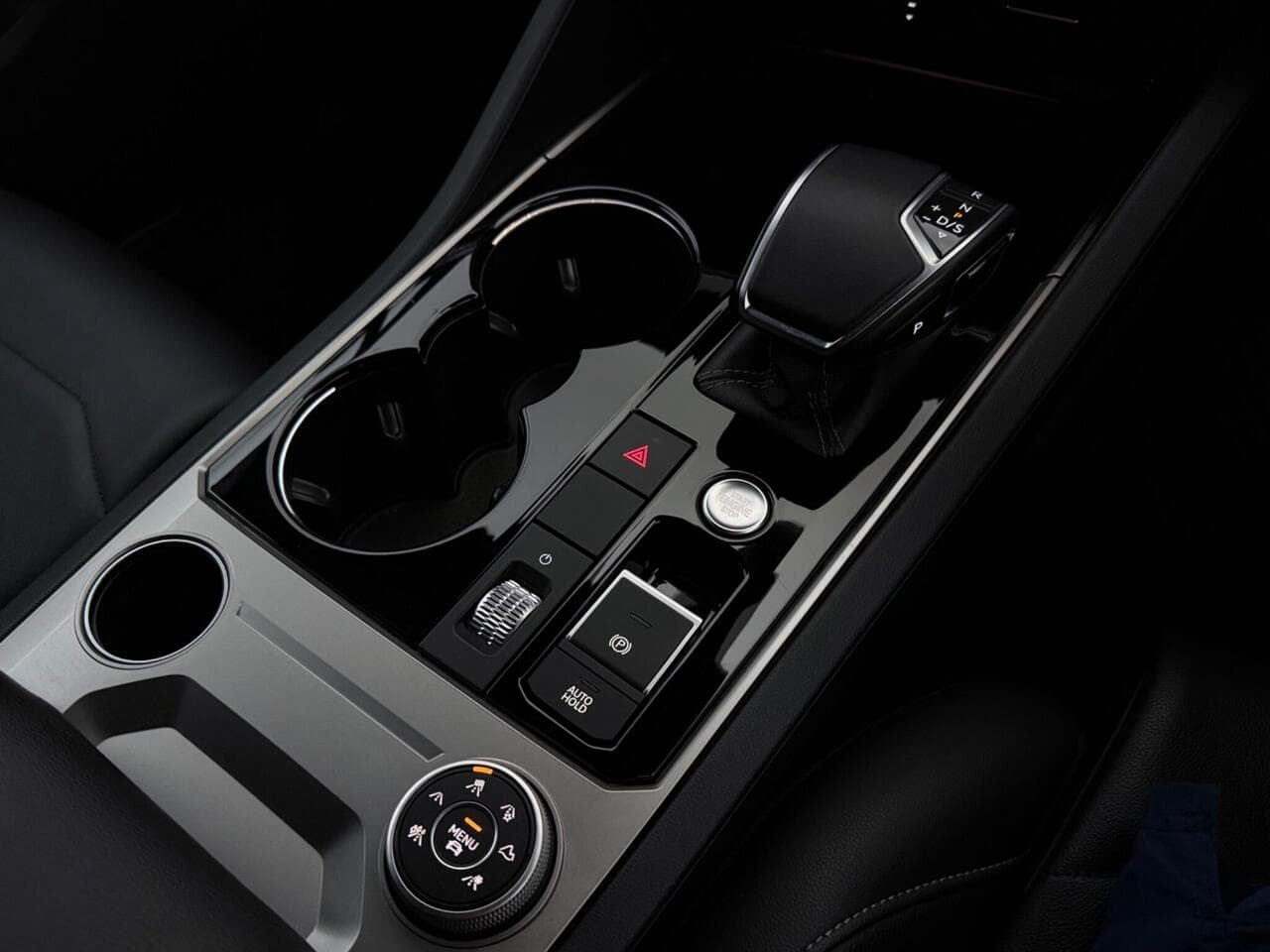 Volkswagen Touareg thumbnail Interior Front