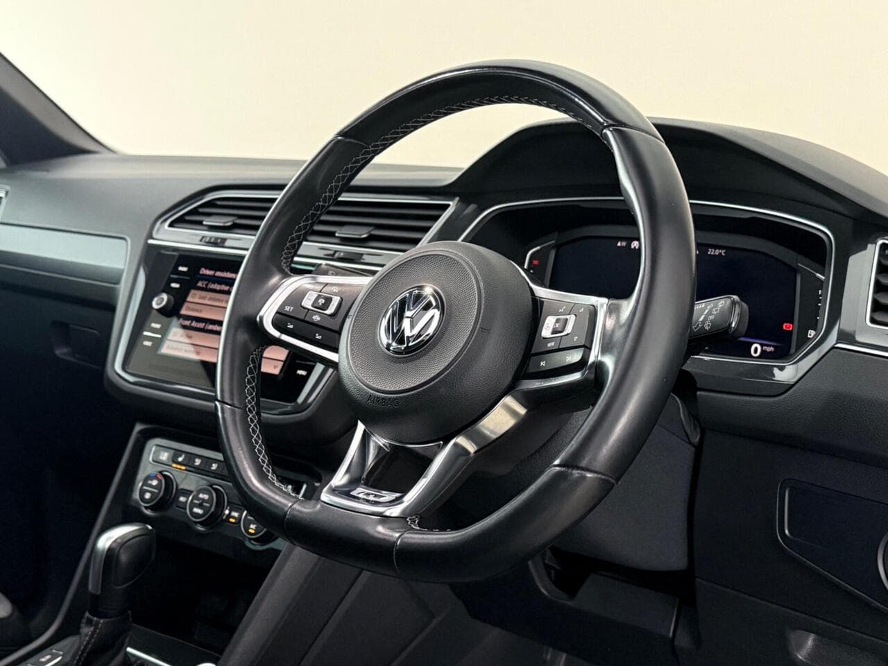 Volkswagen Tiguan thumbnail Steering Wheel