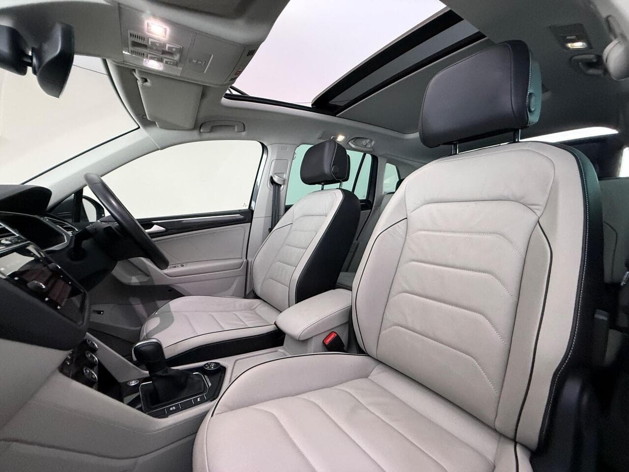Volkswagen Tiguan thumbnail Seat Front Passenger