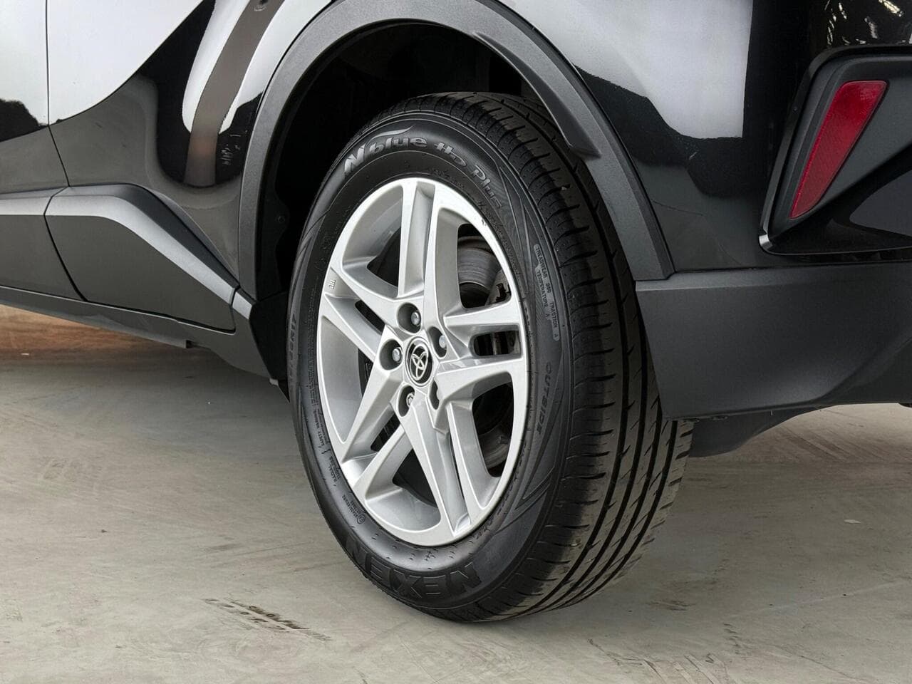 Toyota C-HR thumbnail Wheel