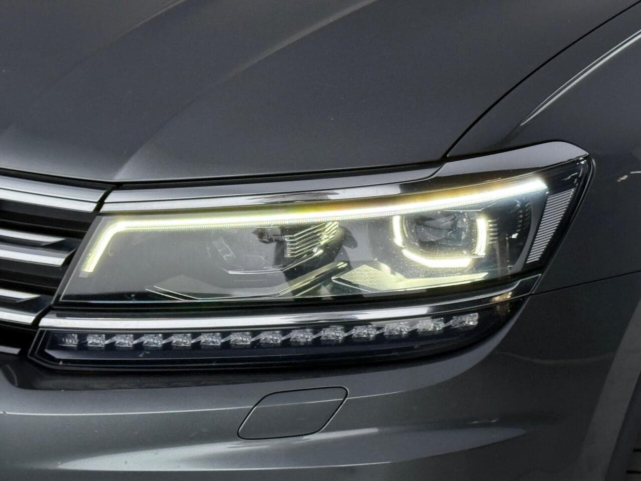 Volkswagen Tiguan thumbnail Lights Front