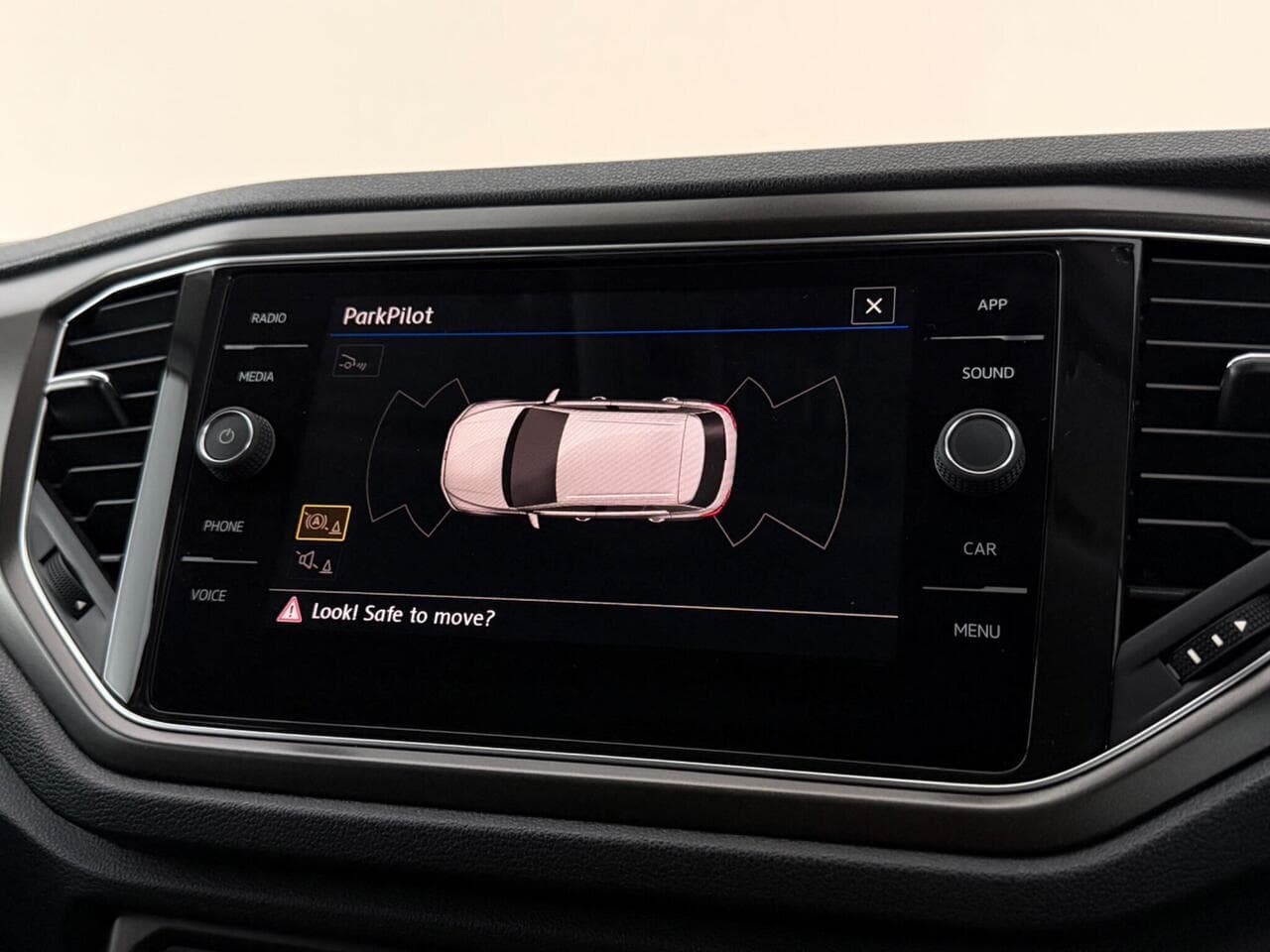 Volkswagen T-Roc thumbnail Infotainment System