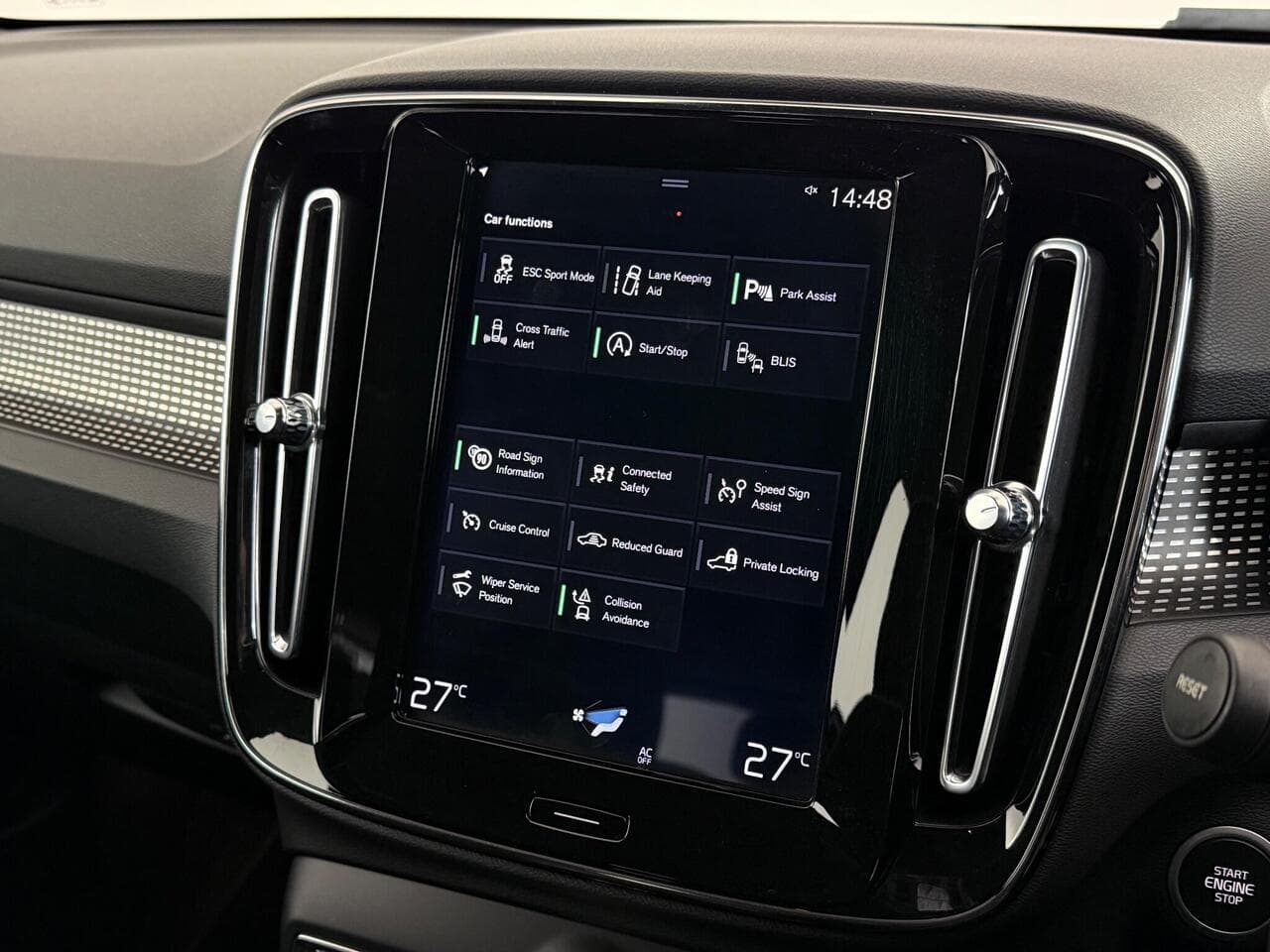 Volvo XC40 thumbnail Infotainment System