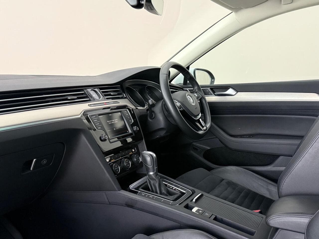 Volkswagen Passat thumbnail Interior Front