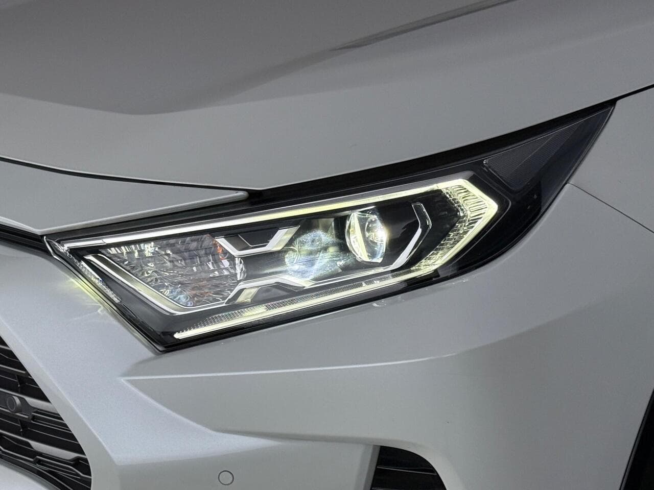 Toyota RAV4 thumbnail Lights Front