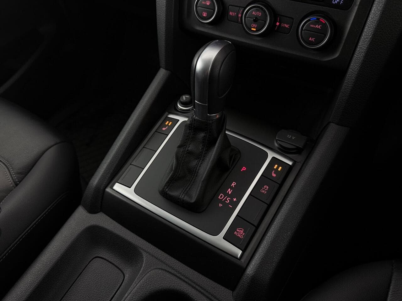 Volkswagen Amarok thumbnail Interior Front