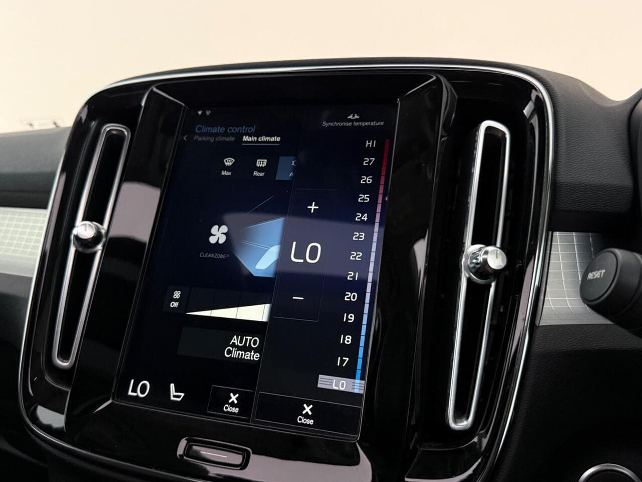 Volvo XC40 thumbnail Infotainment System