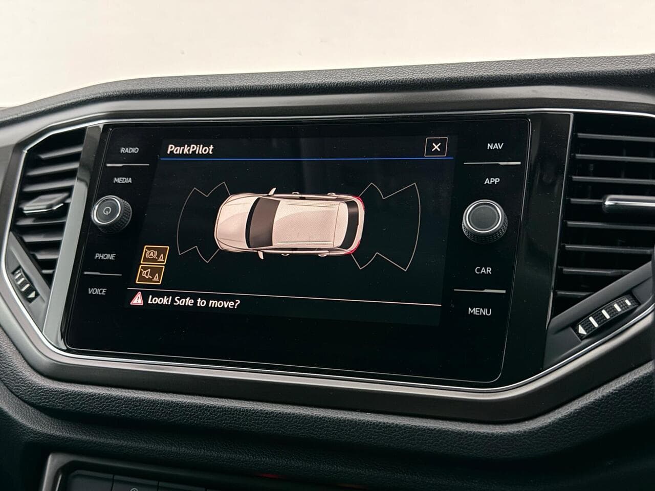 Volkswagen T-Roc thumbnail Infotainment System