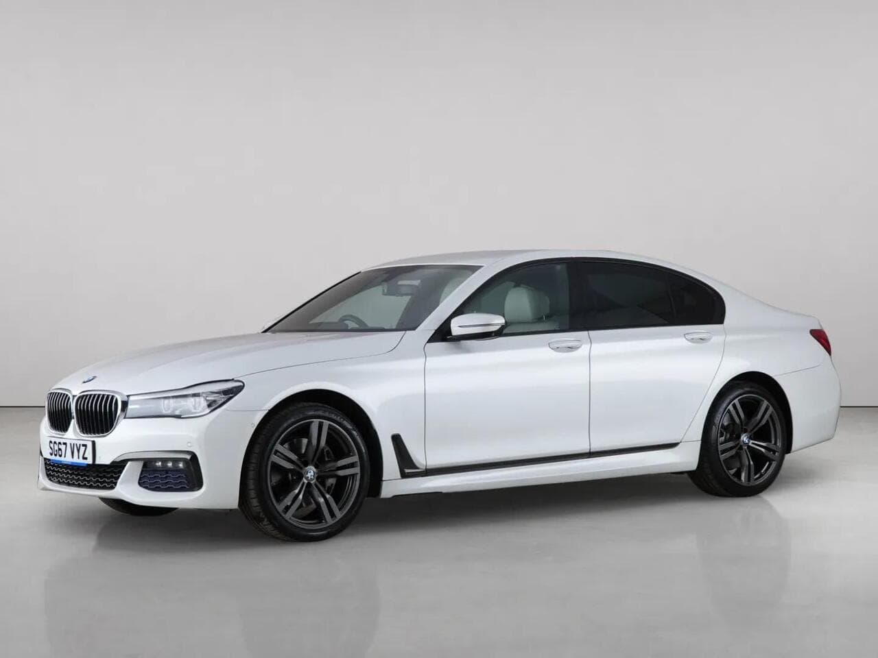 BMW 7 Series thumbnail Front Left
