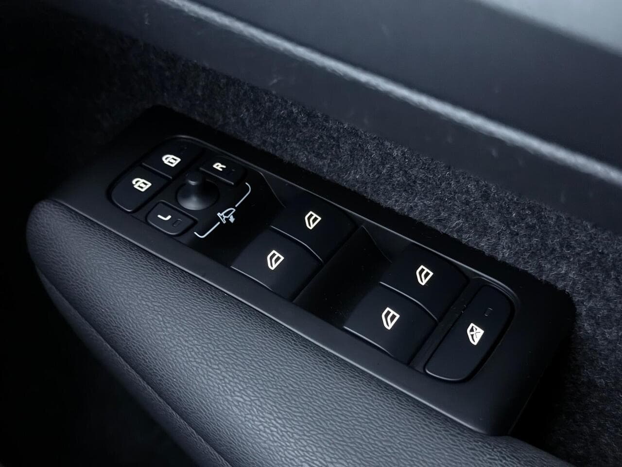 Volvo XC40 thumbnail Misc Controls