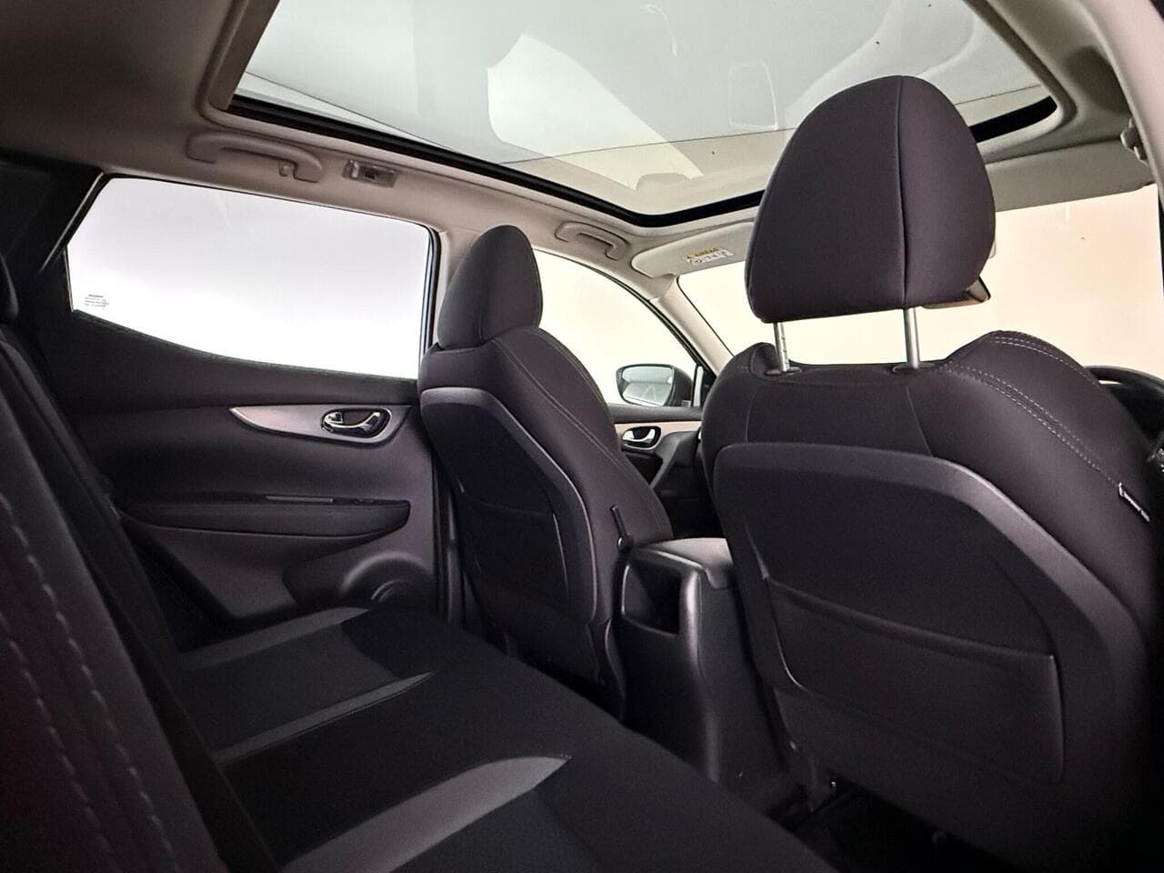 Nissan Qashqai thumbnail Seats Rear