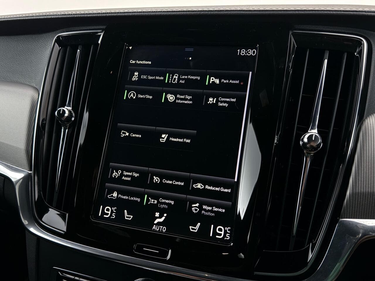 Volvo V90 thumbnail Infotainment System