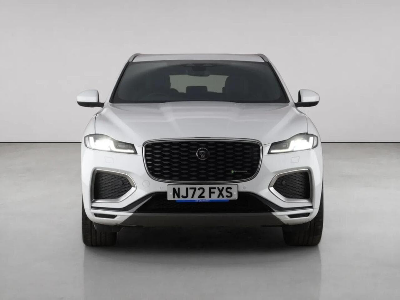 Jaguar F-PACE thumbnail Front
