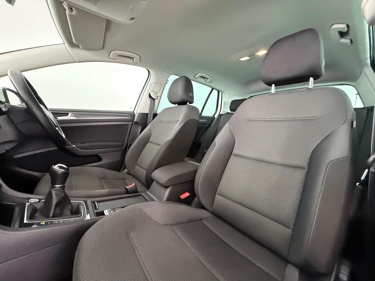 Volkswagen Golf thumbnail Seat Front Passenger