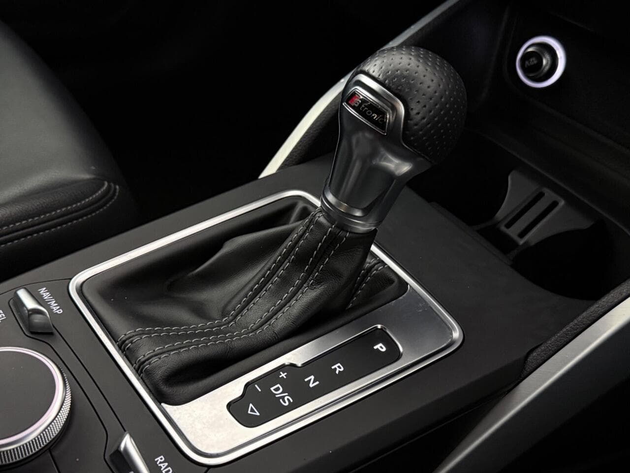 Audi Q2 thumbnail Interior Front