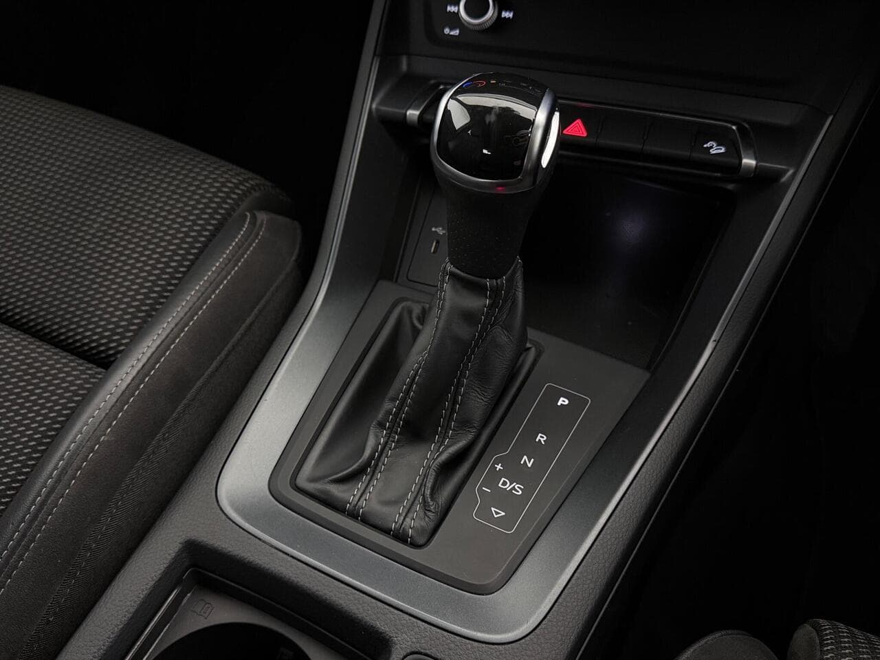 Audi Q3 thumbnail Interior Front