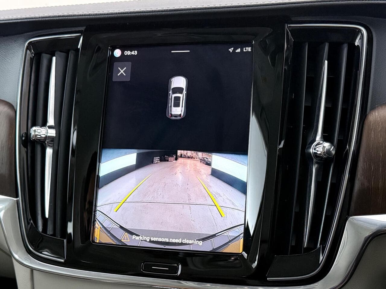 Volvo V90 Cross Country thumbnail Infotainment System