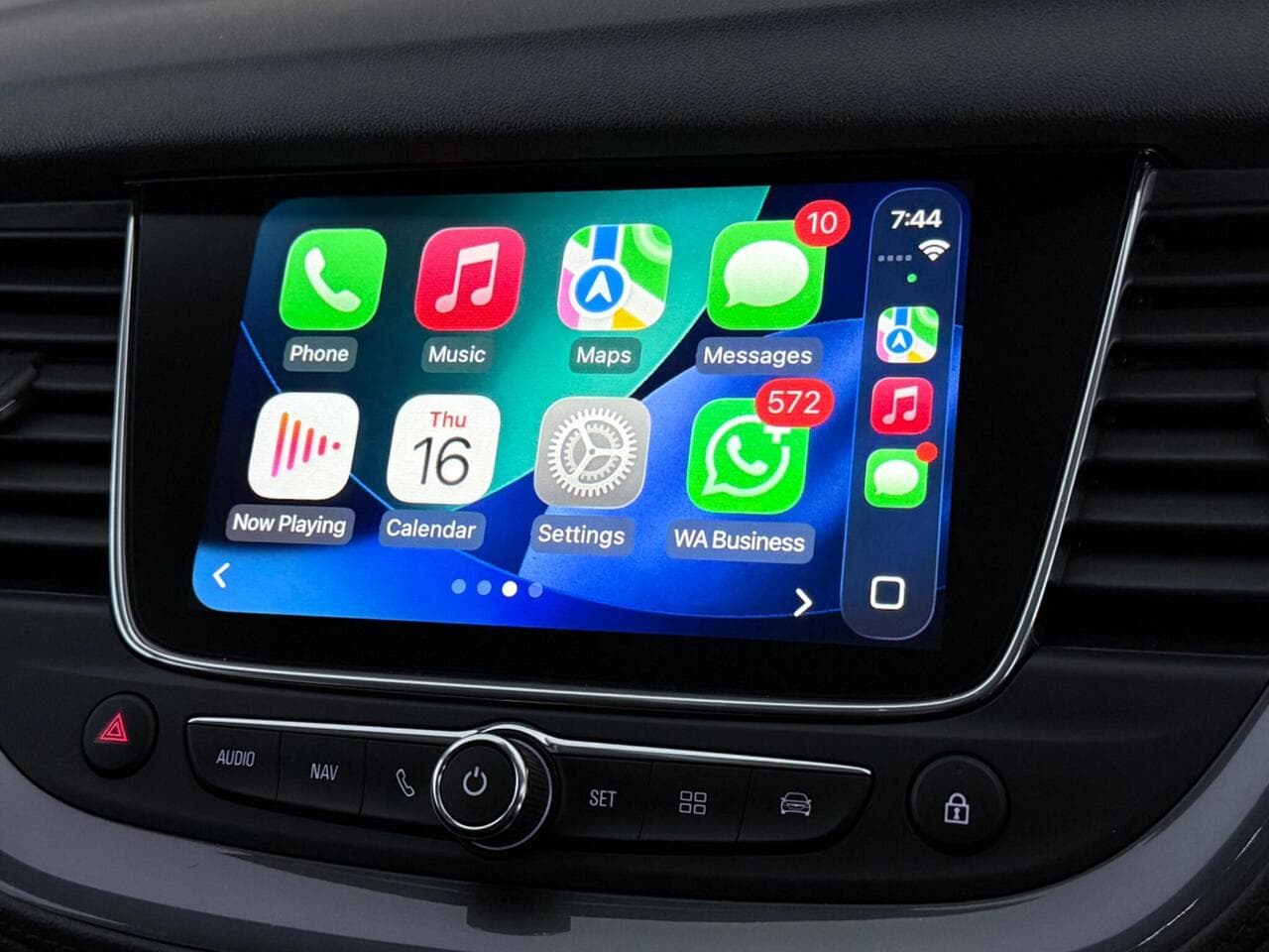 Vauxhall Grandland X thumbnail Infotainment System