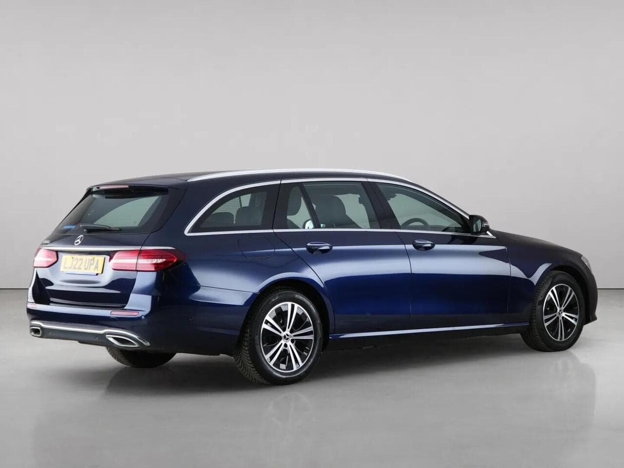 Mercedes-Benz E Class thumbnail Front Right