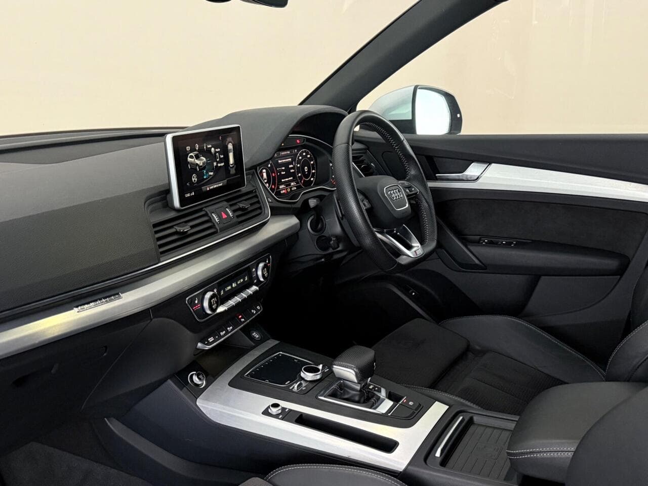 Audi Q5 thumbnail Interior Front