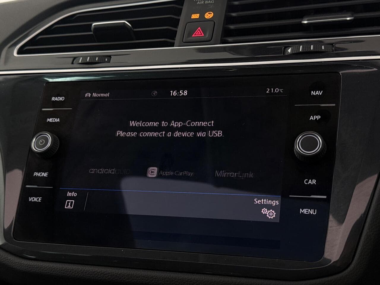 Volkswagen Tiguan thumbnail Infotainment System