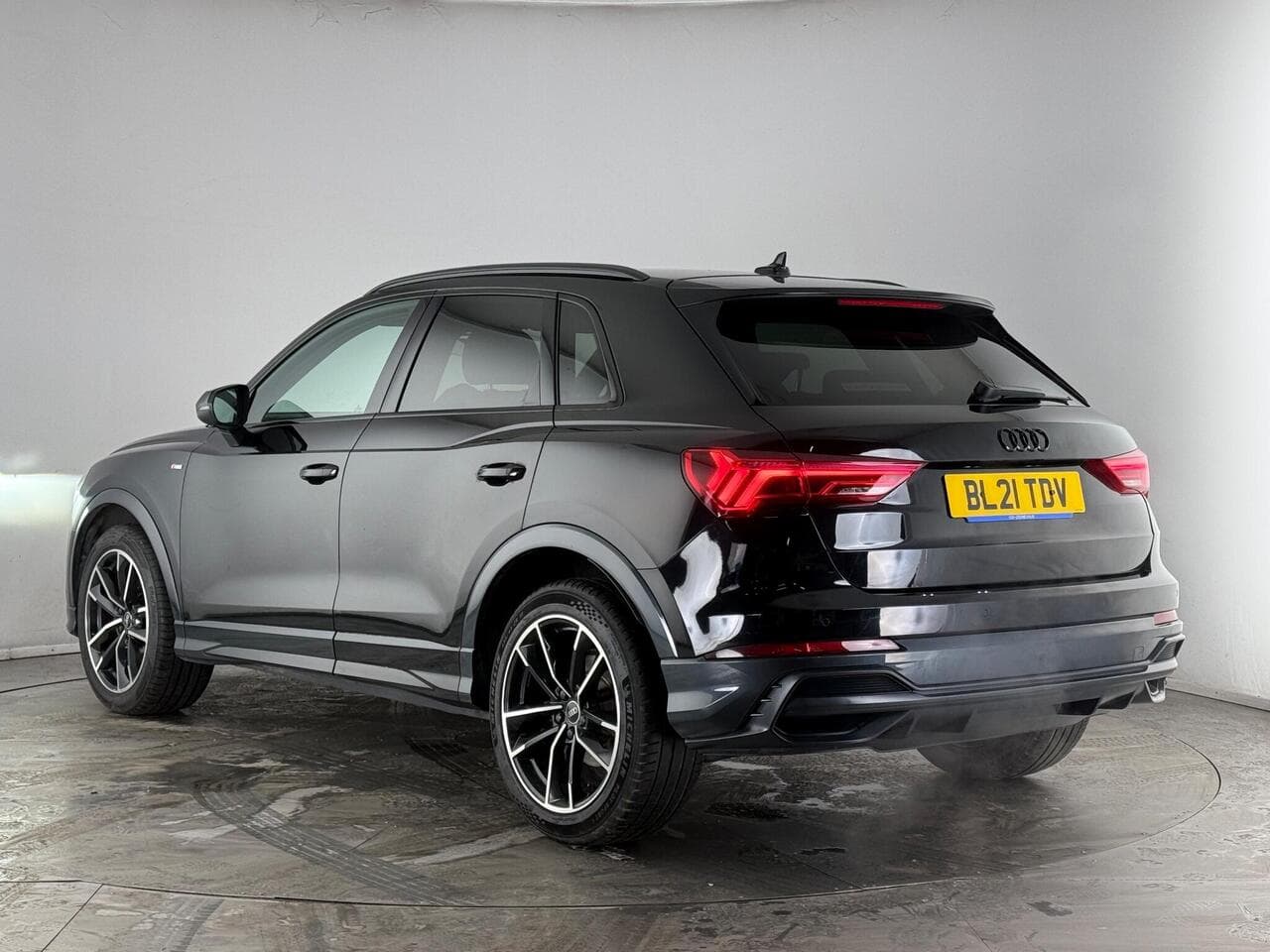 Audi Q3 thumbnail Rear Left