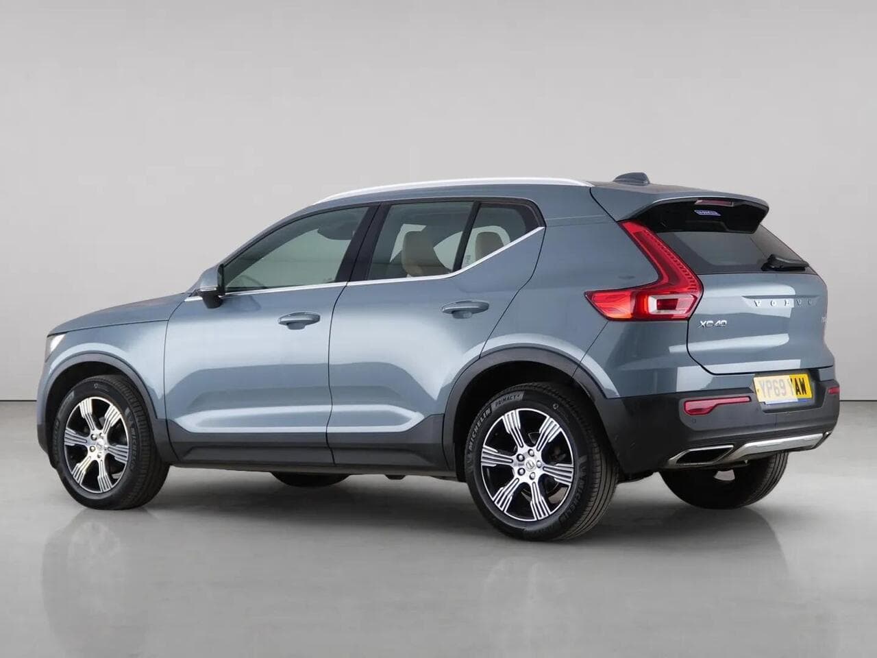 Volvo XC40 thumbnail Rear Left