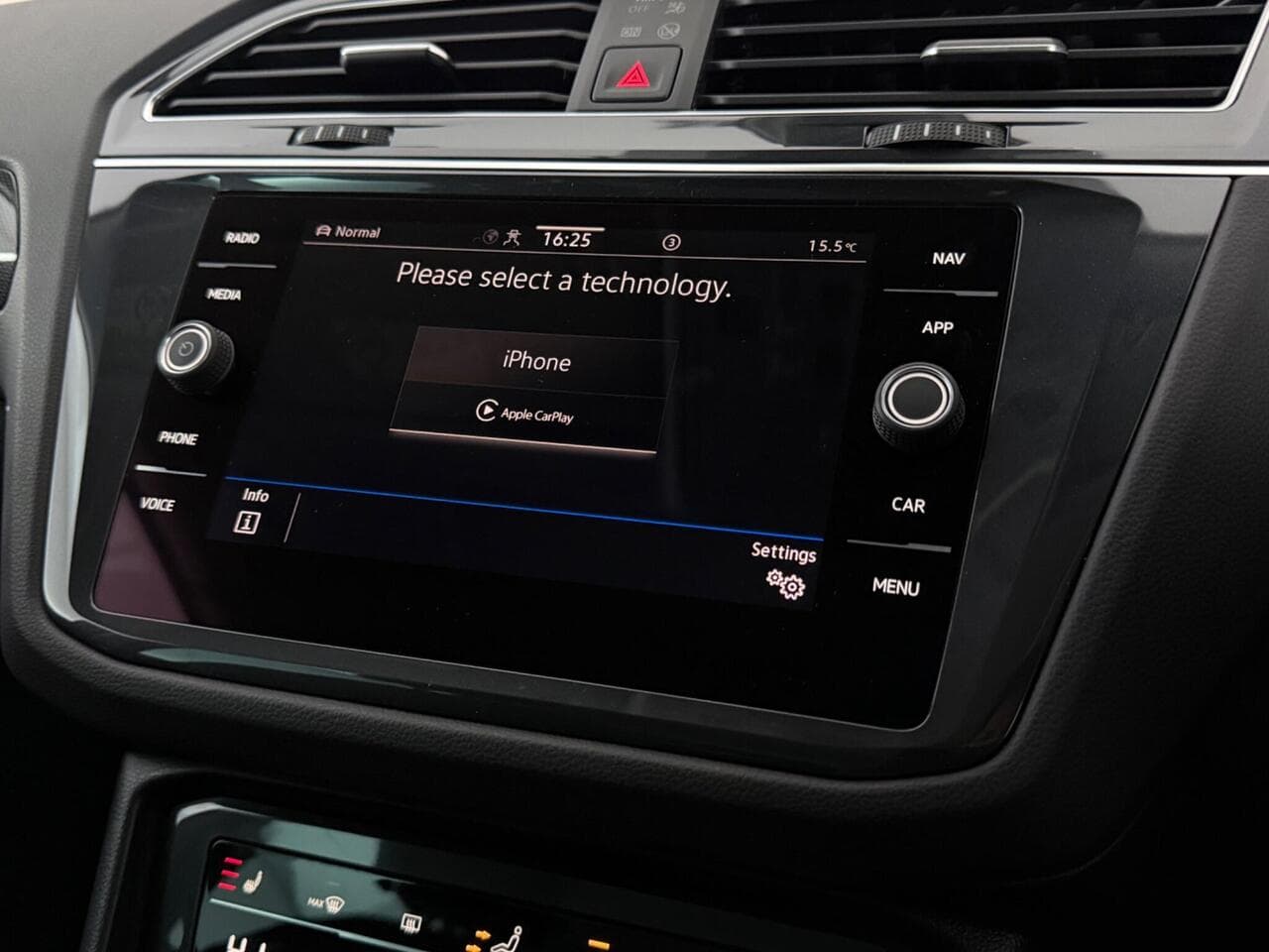 Volkswagen Tiguan thumbnail Infotainment System