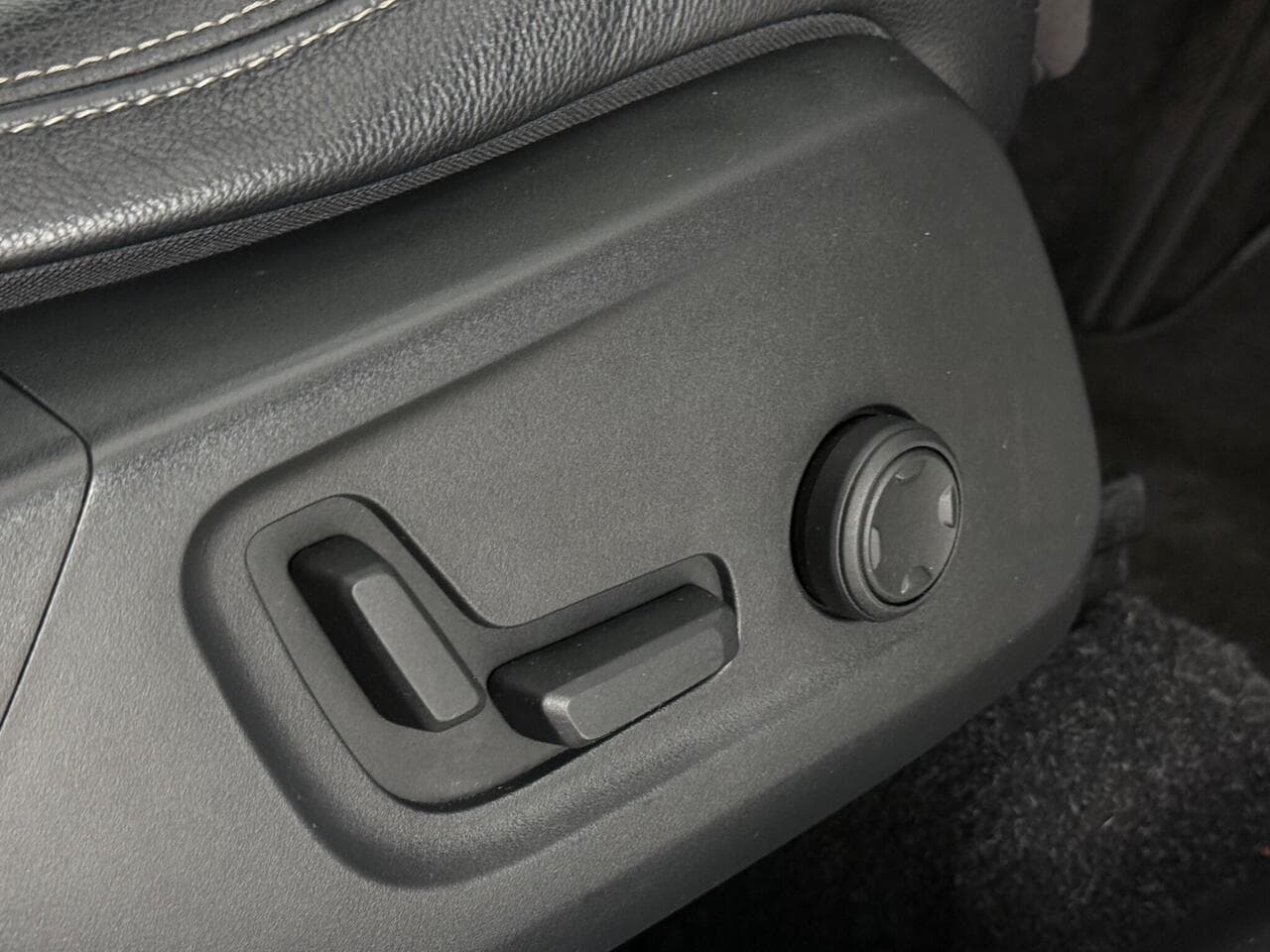 Volvo XC40 thumbnail Misc Controls