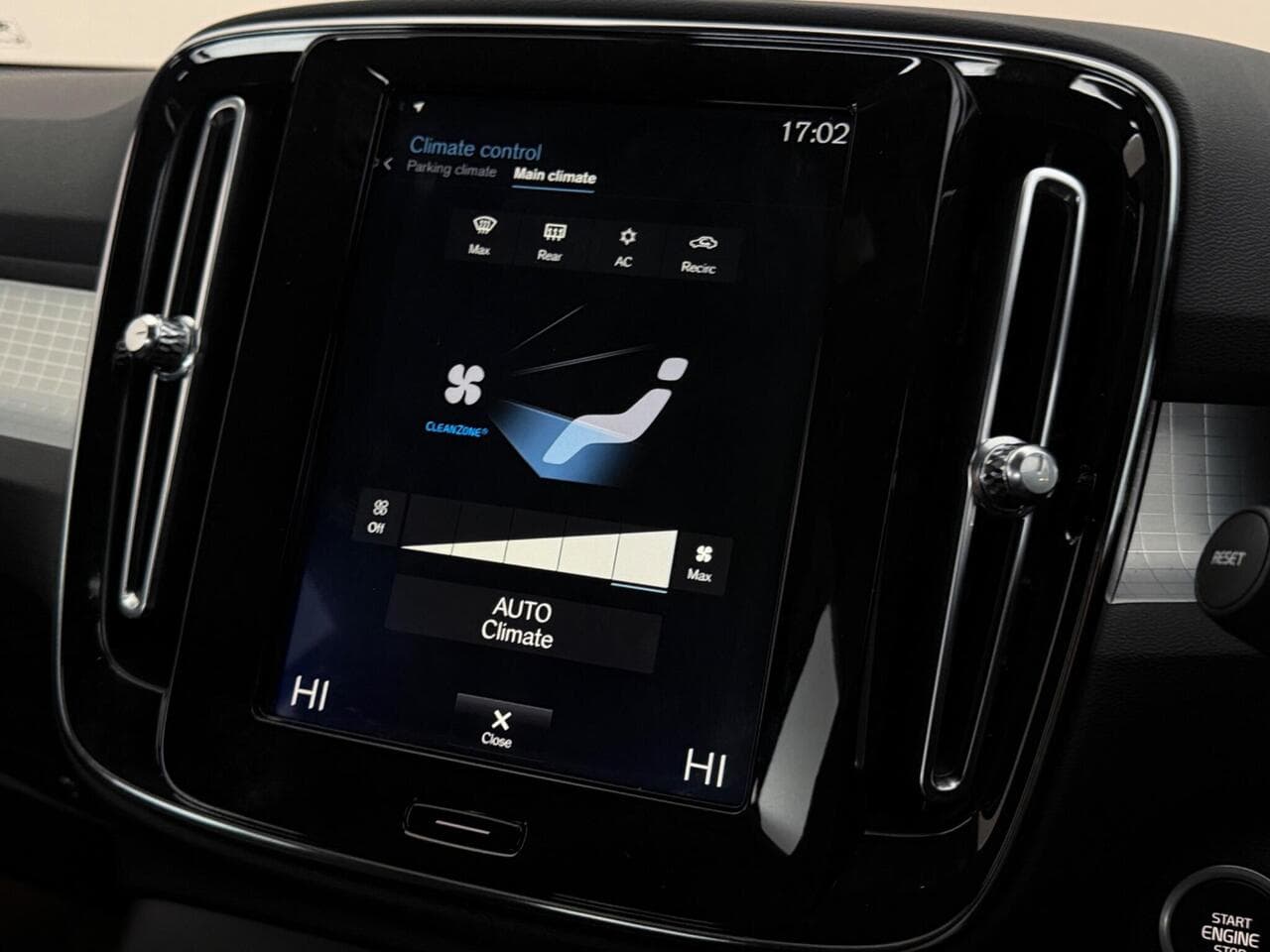 Volvo XC40 thumbnail Infotainment System
