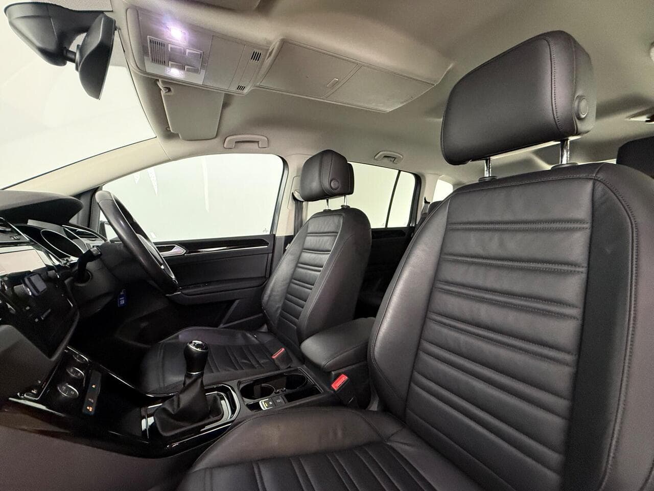 Volkswagen Touran thumbnail Seat Front Passenger
