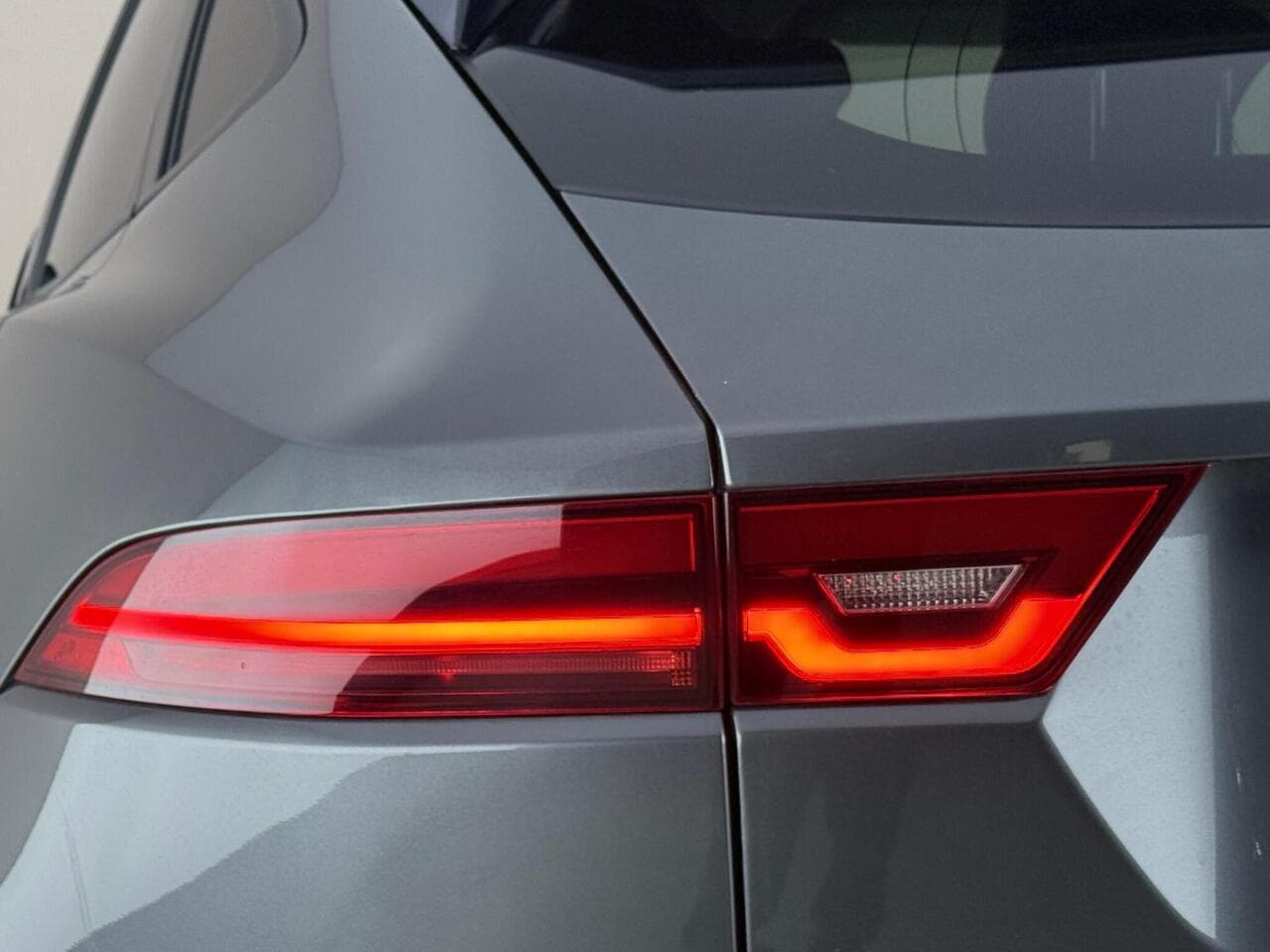 Jaguar E-PACE thumbnail Lights Rear