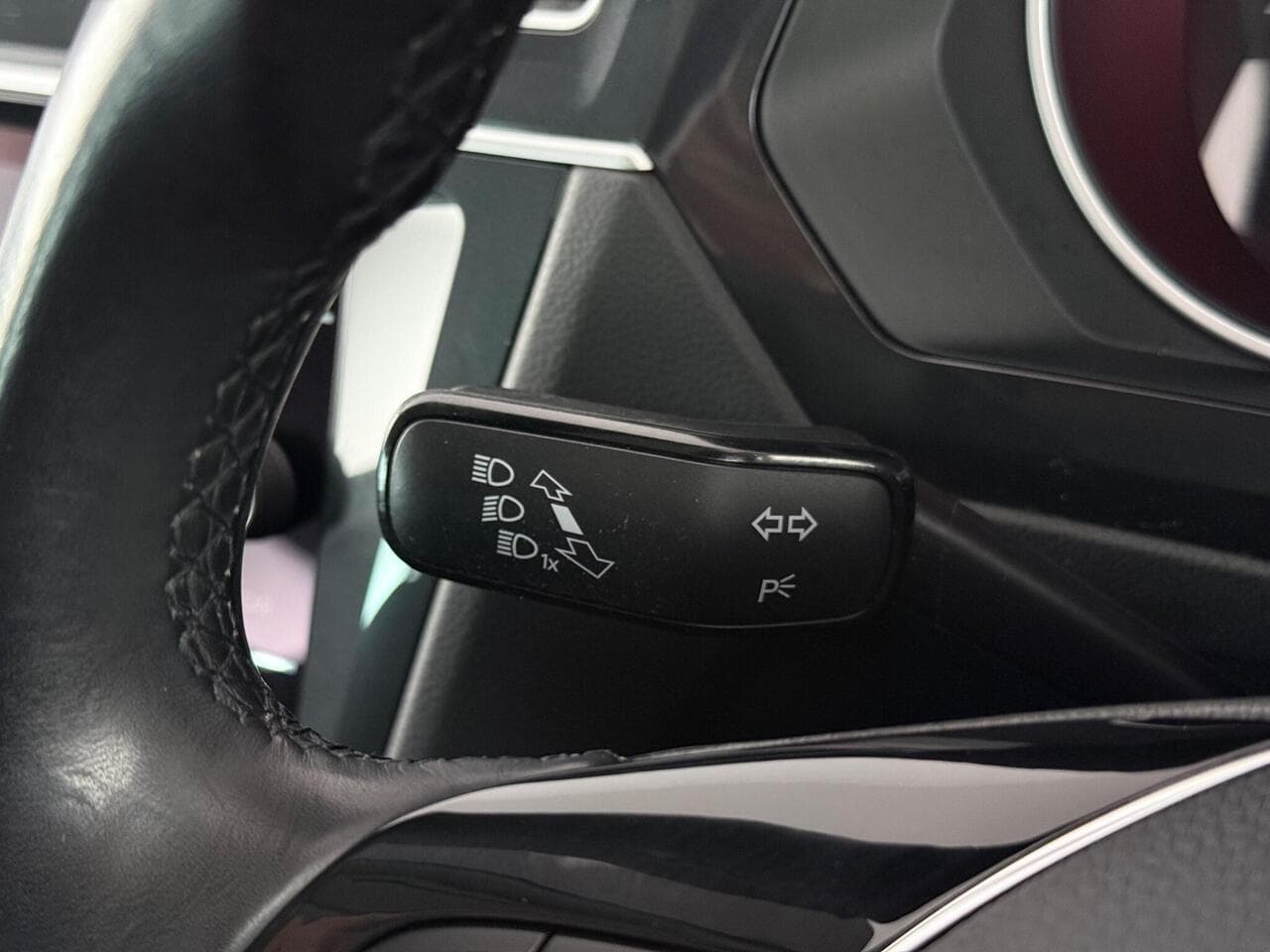 Volkswagen Tiguan thumbnail Steering Wheel