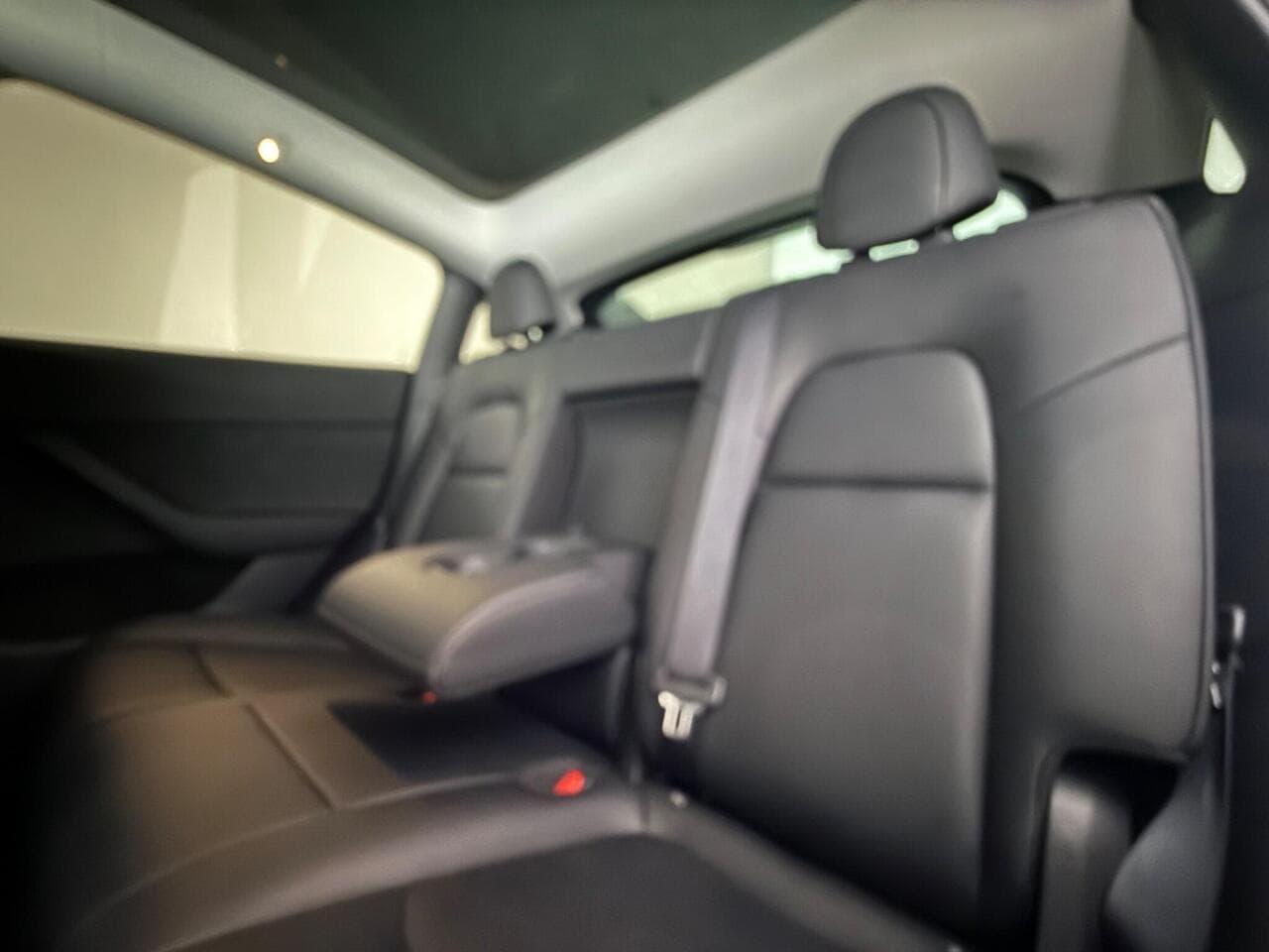 Tesla Model Y thumbnail Seats Rear