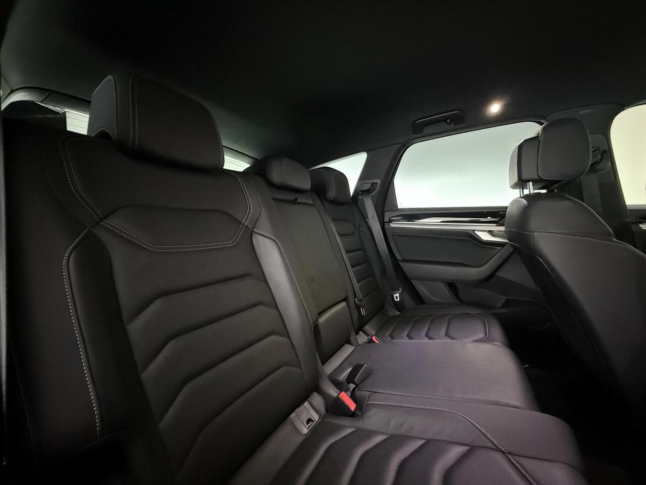 Volkswagen Touareg thumbnail Seats Rear