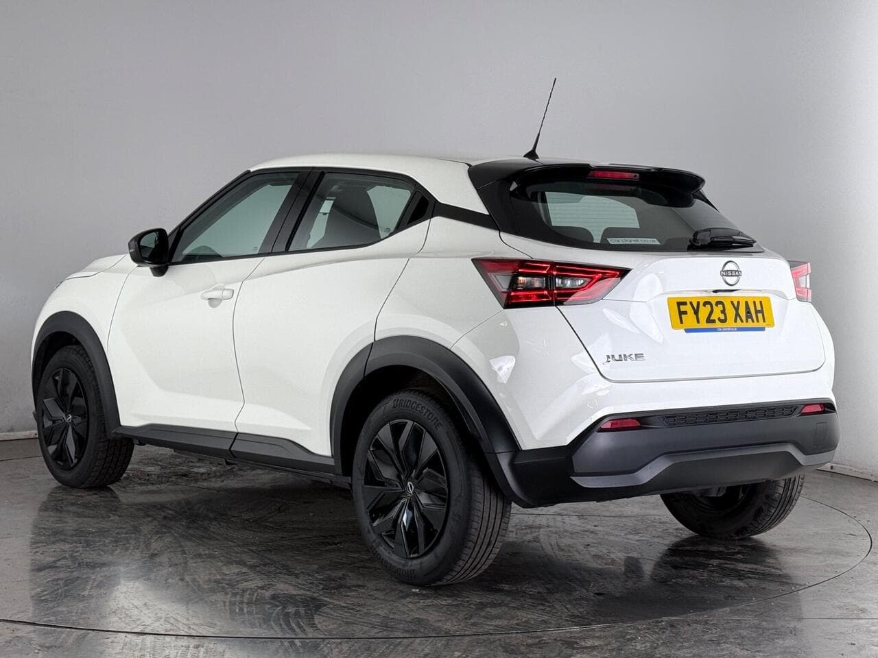 Nissan Juke thumbnail Rear Left