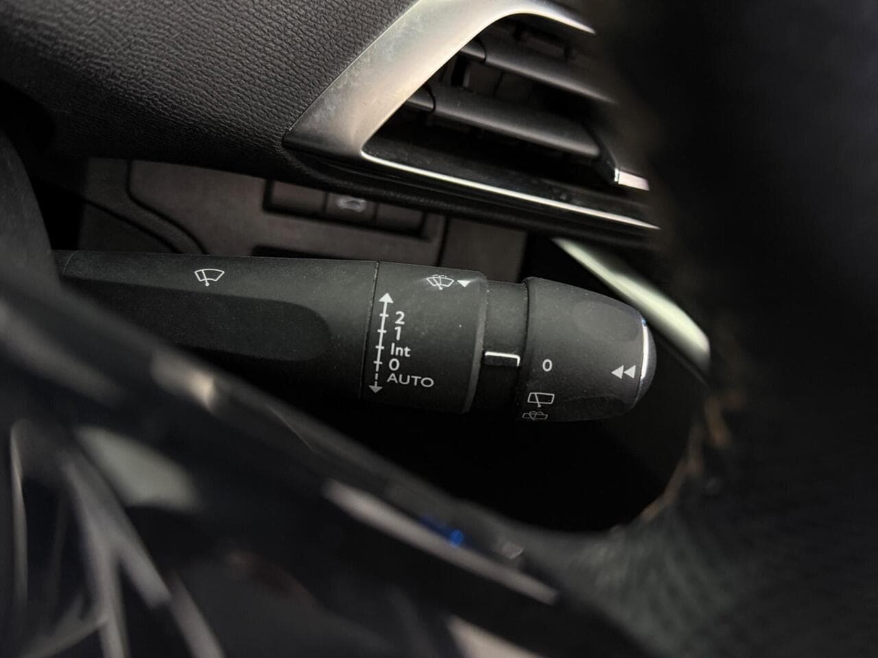Peugeot 5008 thumbnail Misc Controls
