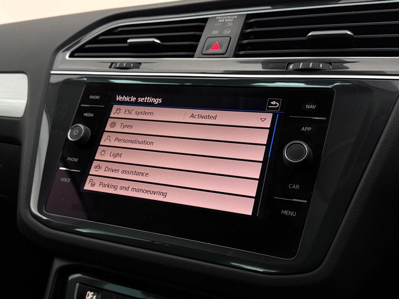 Volkswagen Tiguan thumbnail Infotainment System